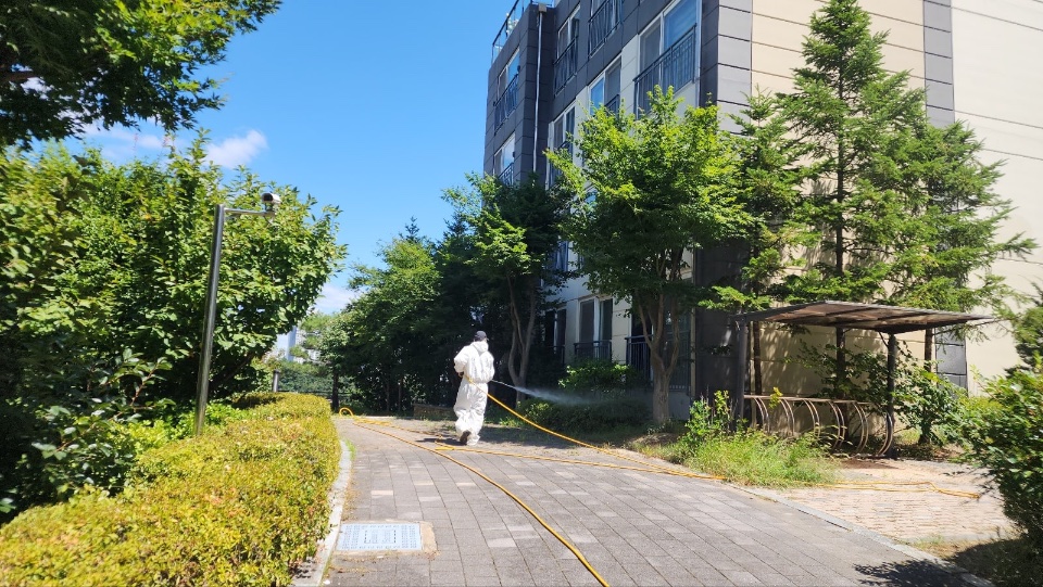 병해충 방제 작업 중