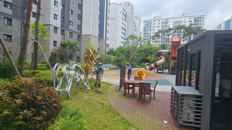 예초 작업 중