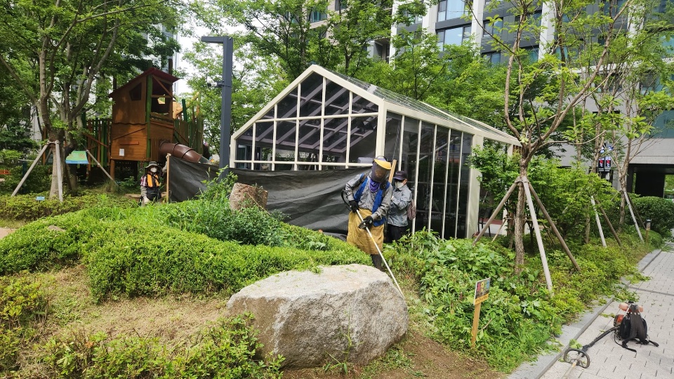 예초 작업 중